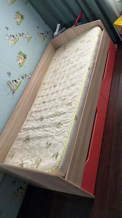 Продам кровать с выдвижными ящиками,самовывоз