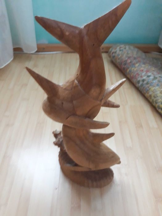 scuptura lemn , delfinii