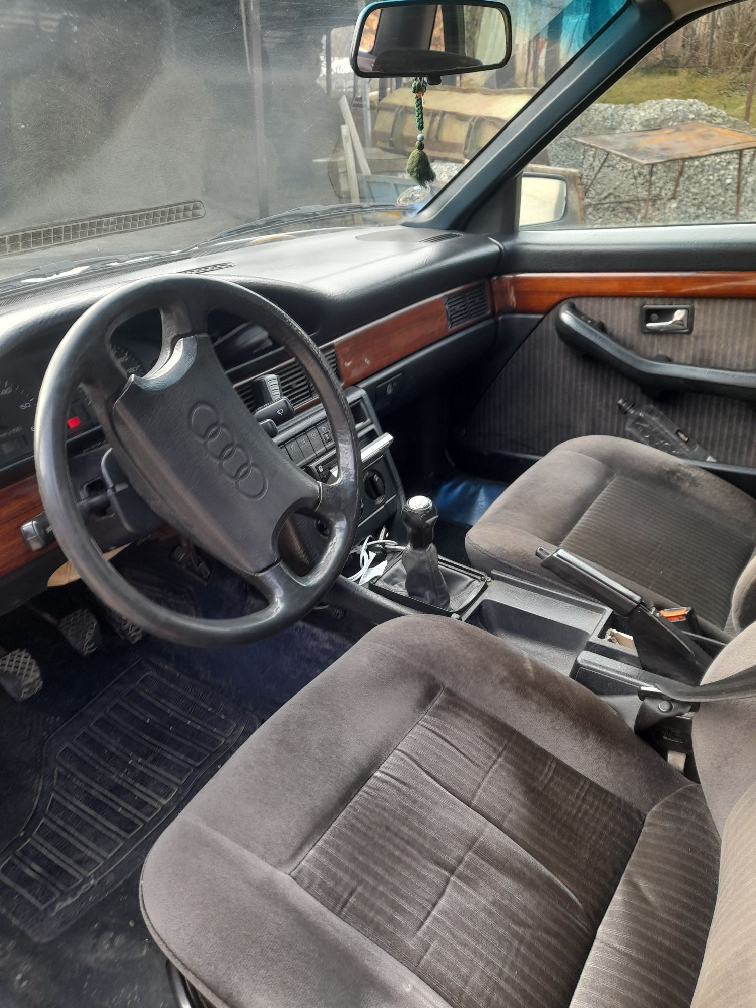 Mașina alba second-hand