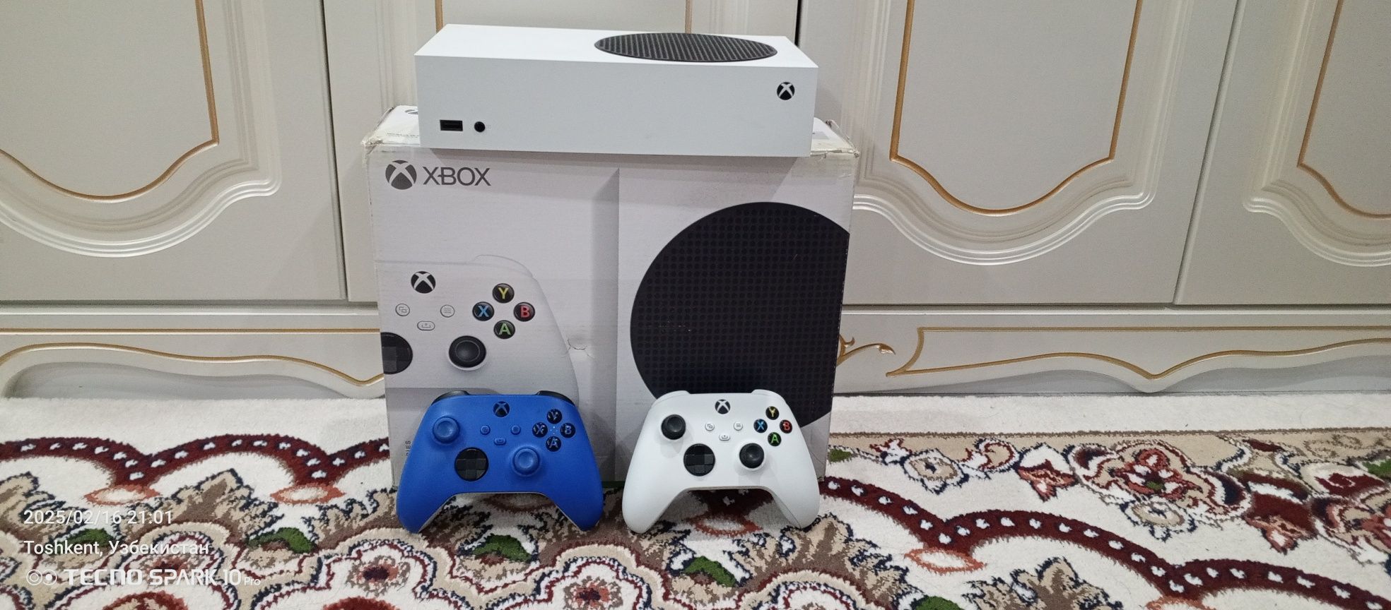 Продам Xbox series S 512 Гб 2 джойстик и акумлатор идеально состояние