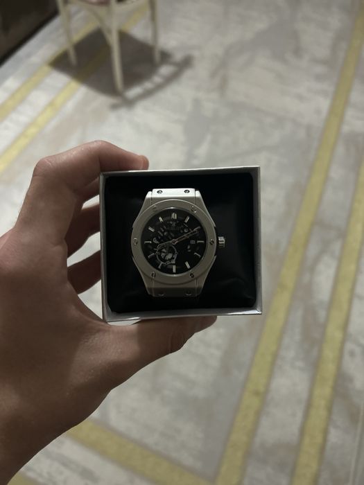 Продаю часы Hublot срочно