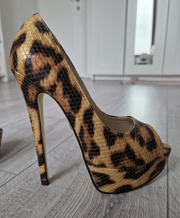 Pantofi cu toc și platforma noi