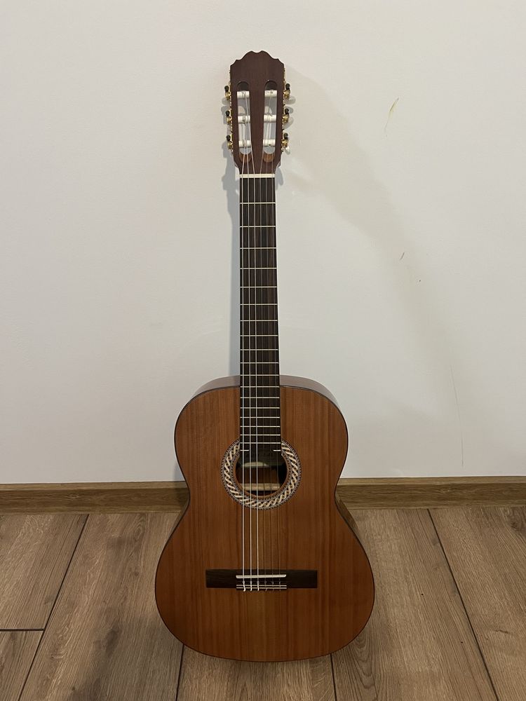 Продавам класическа китара SOLOIST S58C