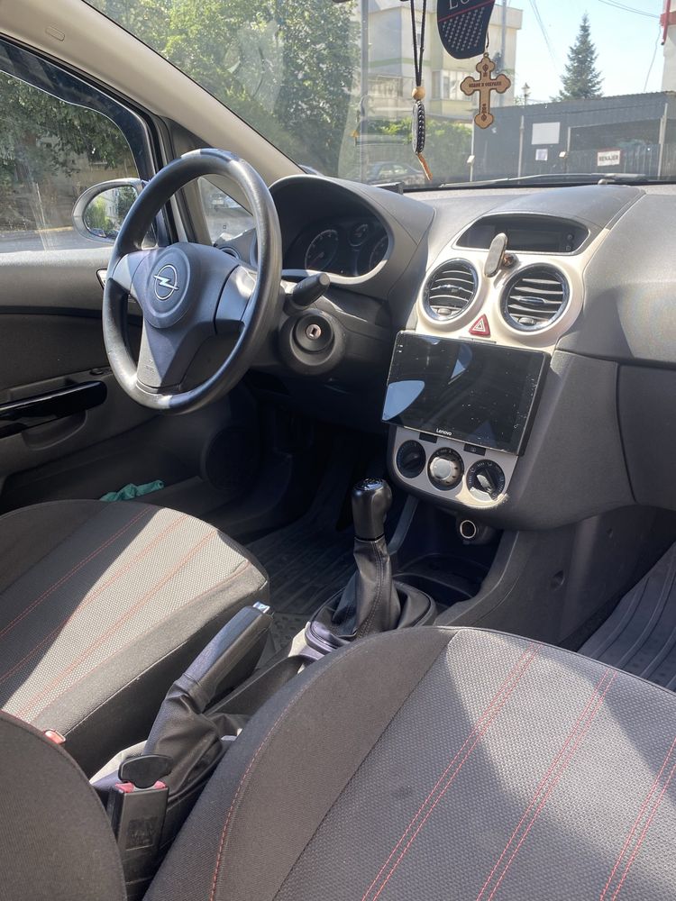 Opel corsa D 2010 1.2 benzina . 2300 euro