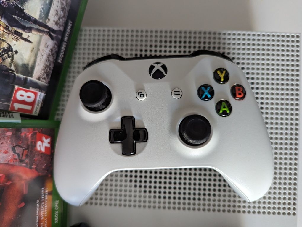 Xbox One S + 2 controllers + 3 games
