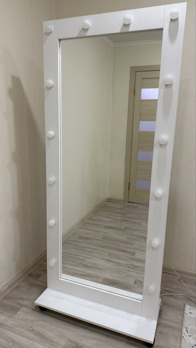 Зеркало с лампами напольное