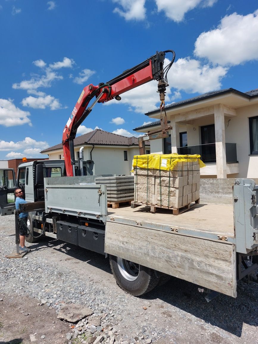 Camion cu macara