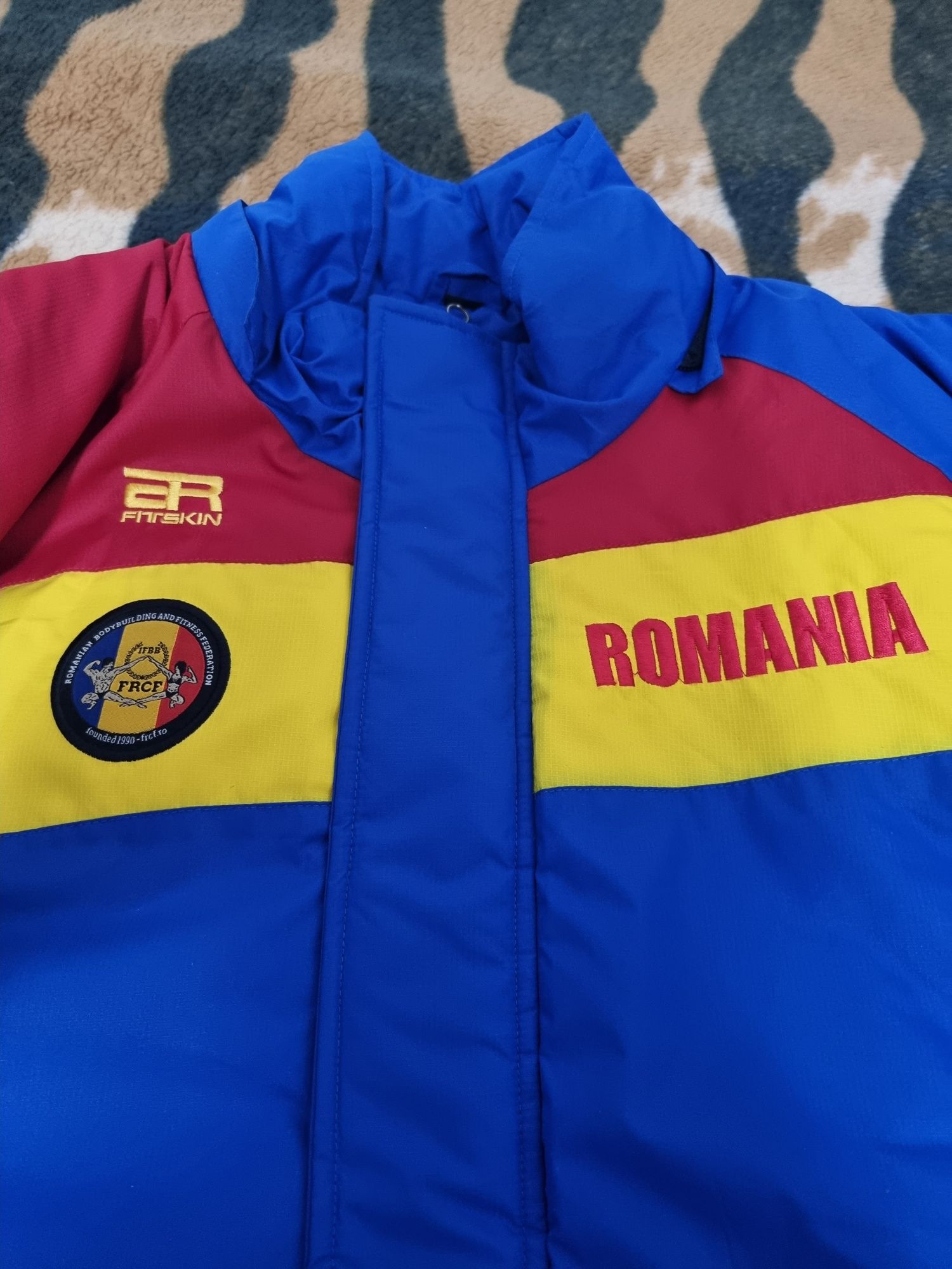 Vând geaca  Romania bodybuilding mărimea L