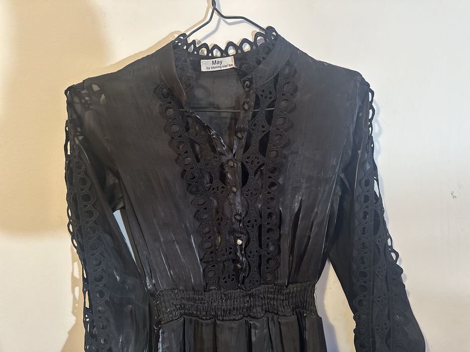 Рокля принт и черна рокля с дантела