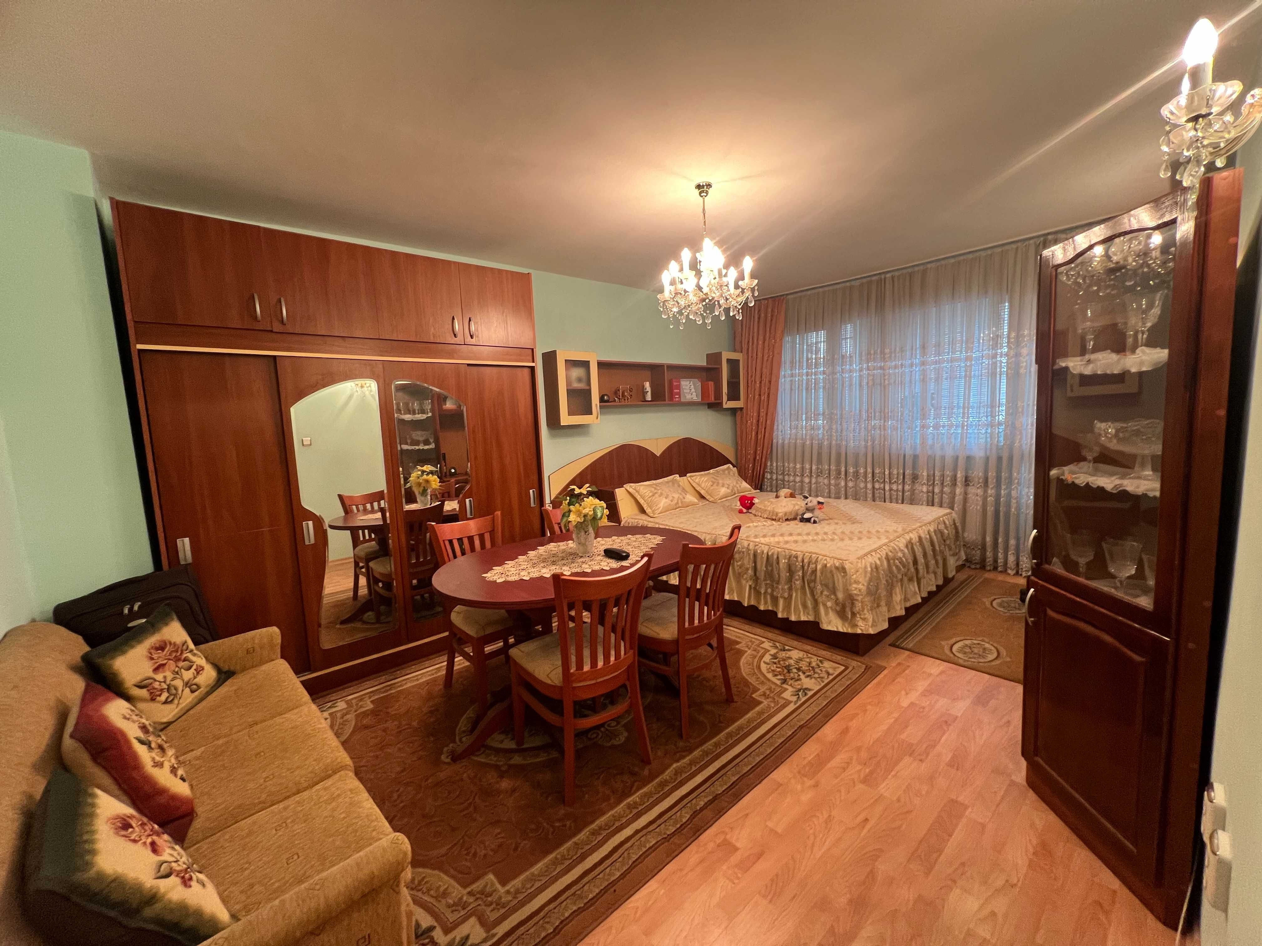 Гарсониера, център, ет.4, запад, газ, обзаведена!