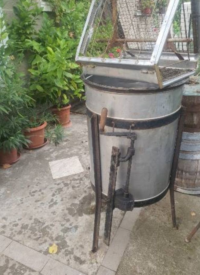 Пчеларска центрофуга