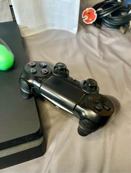 Playstation 4 Slim 1TB + 2 controllers + 5 games, full box