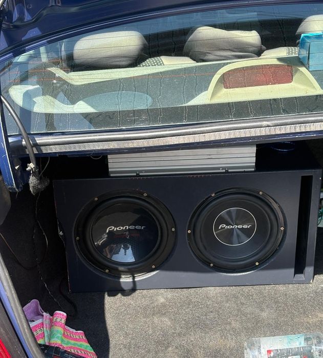 Subwoofer auto cu amplificator