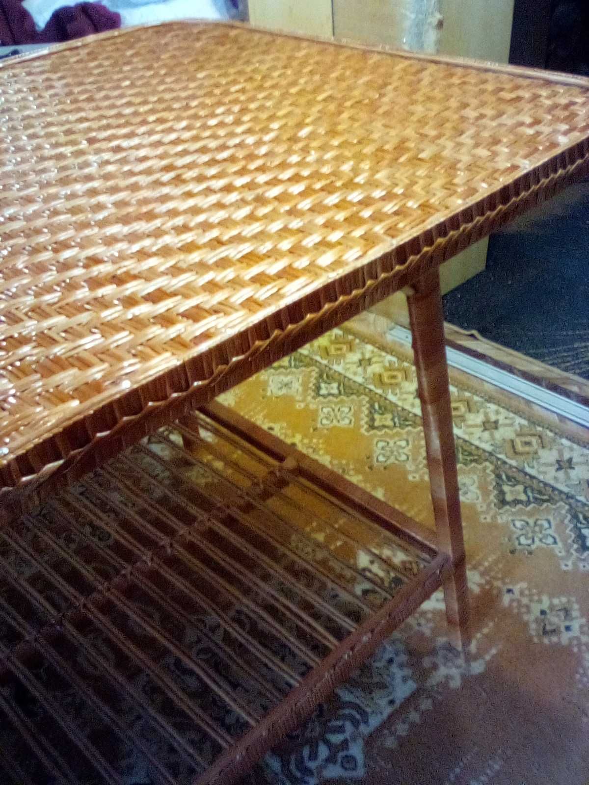 Трапезна плетена на две нива с два трапезни стола тип фотьойл