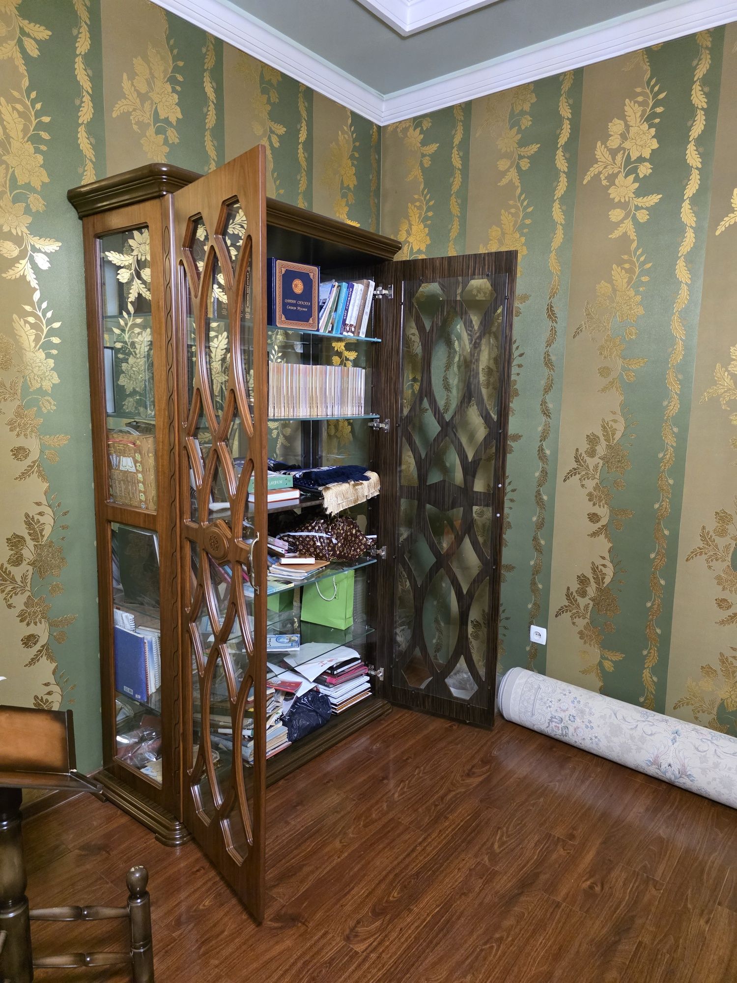 Книжный шкаф шпонированный очень качественный