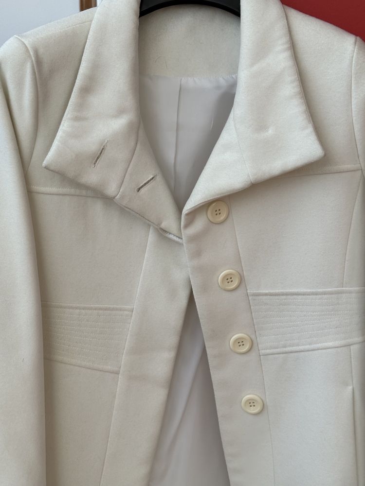 Palton alb de vânzare