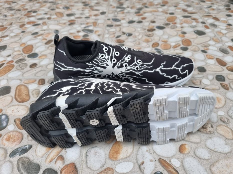 Vând adidași nepurtați.