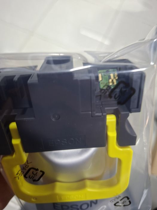 Epson 5890 ( Kartrij chiplari kerak boladi )