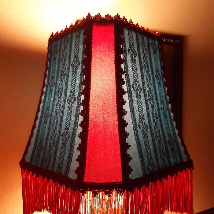 Lampa vintage cu abajur cusut manual