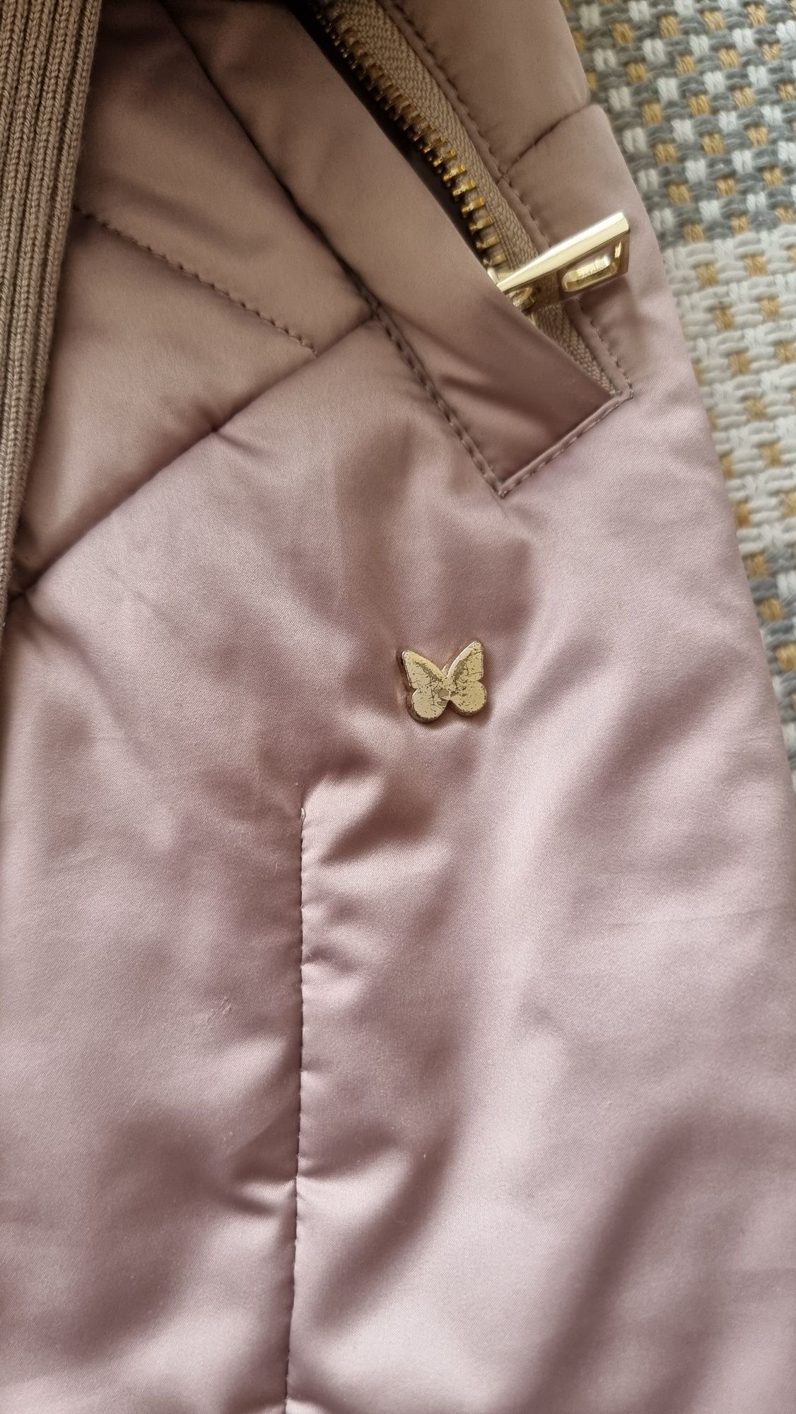Продам куртку женскую демисезонную.