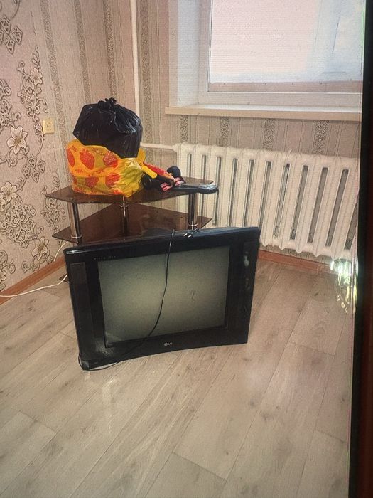 Продам телевизор с тумбочкой .