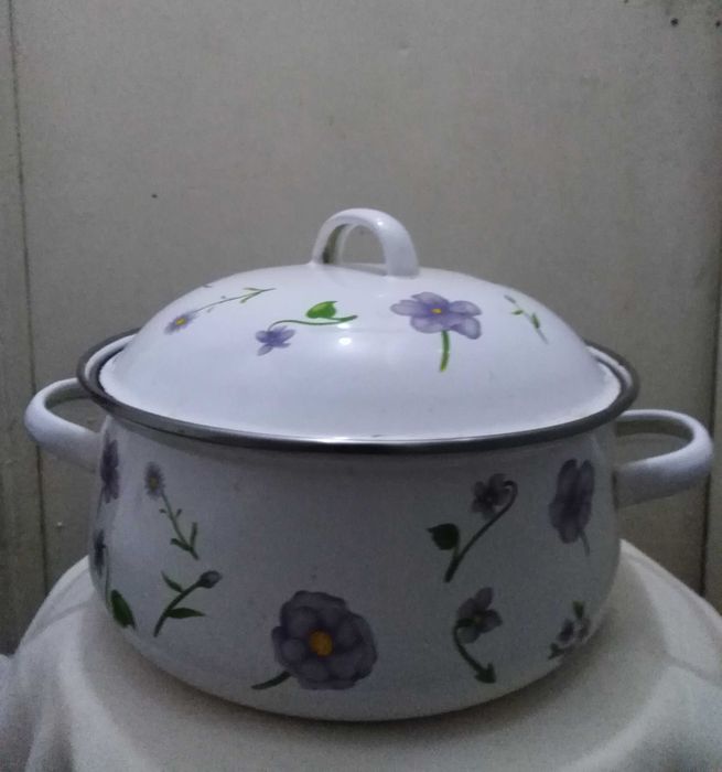 ОТДАМ ДАРОМ кастрюлю. Эмалированную, среднюю (4л.), советскую. Б/У