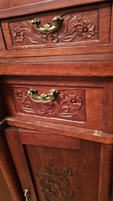 Продам старинный буфет начала 20в. в хорошем состоянии. Самовывоз.