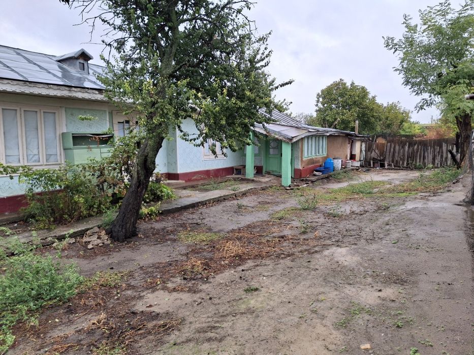 Vând casă bătrânească.