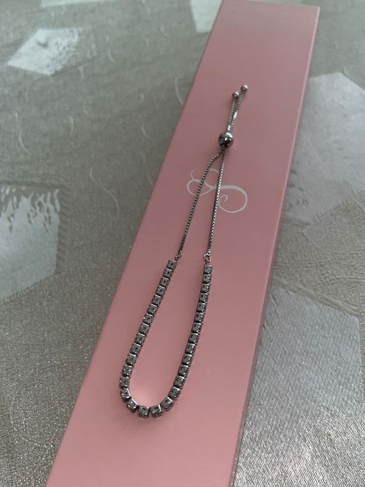 Нежна гривна с камъни