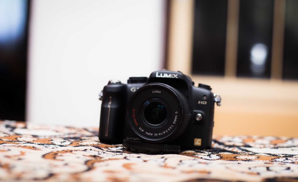 Aparat foto Mirorless Panasonic G2 cu obiectiv 14-42 mm.