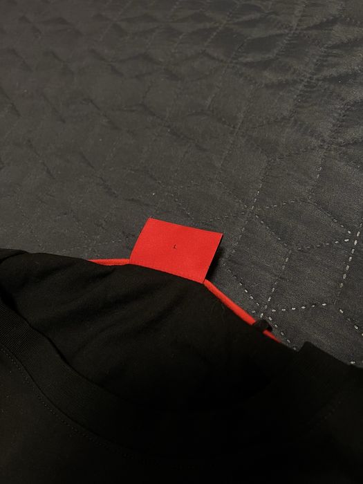 Тениска на Hugo.