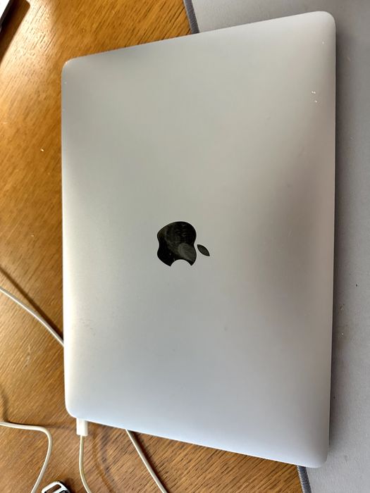 MacBook (само с USB-C портове) + iPhone SE (2-ро поколение)