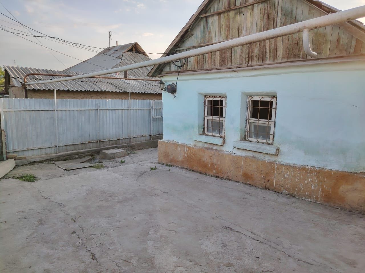 Продается жилой дом под бизнес. Дом расположен  вдоль дороги.
