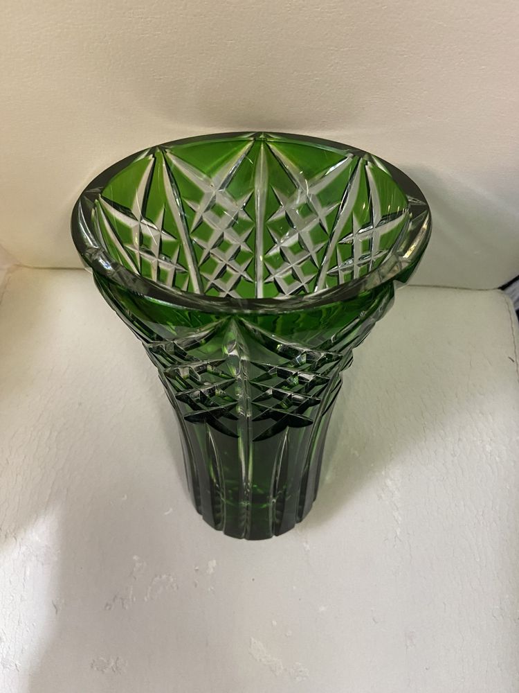 красива ваза зелен кристал