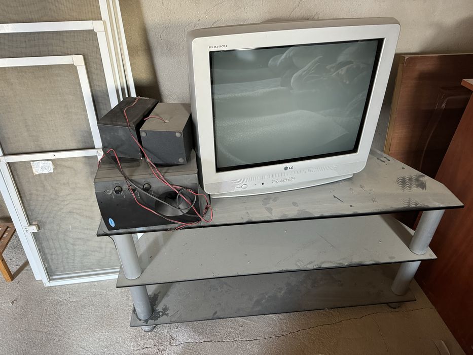 Телевизор с подставкои