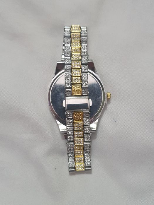 Ceas cu pietre Zarconiu.