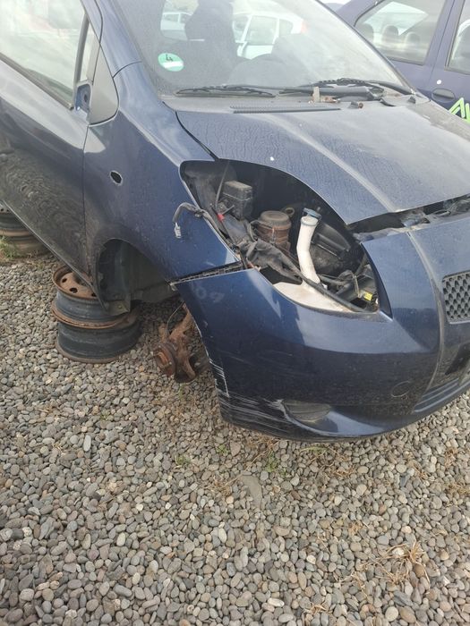 Vand bara fata ,capota Toyota Yaris
