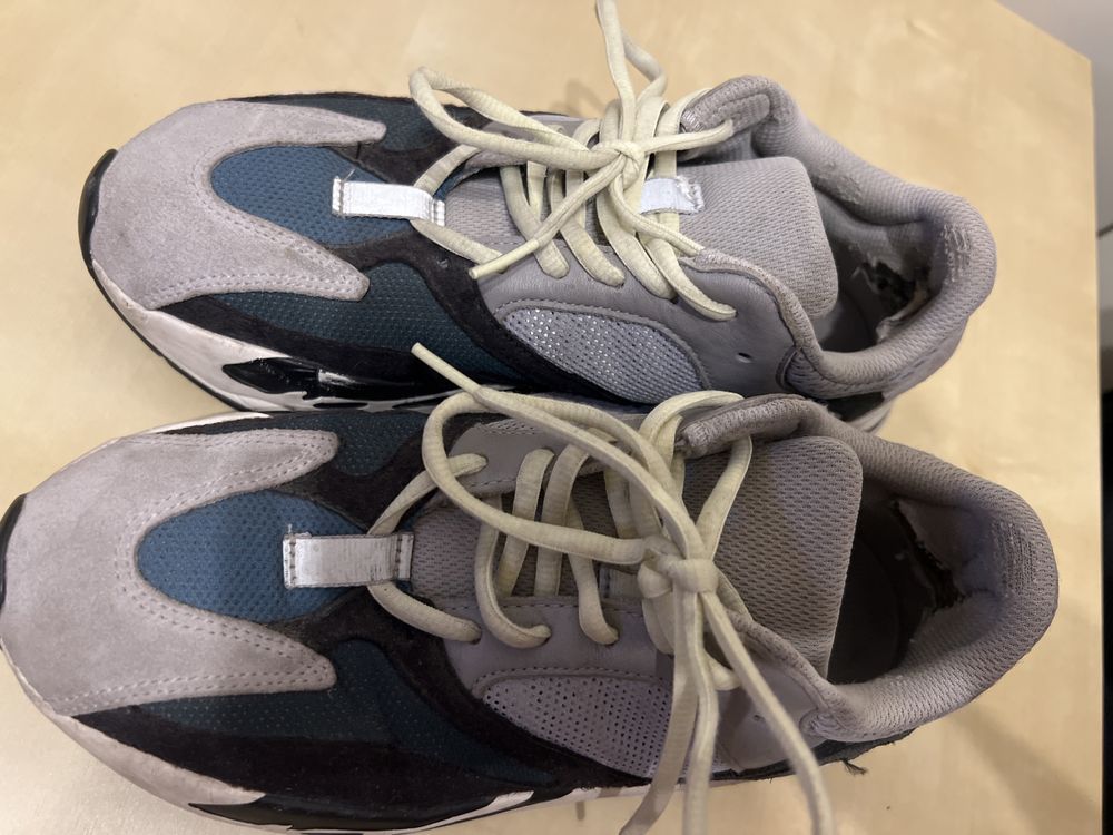 Adidas Yeezy 700