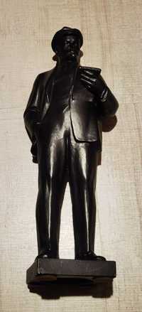 Статуетка на Ленин чете книга.