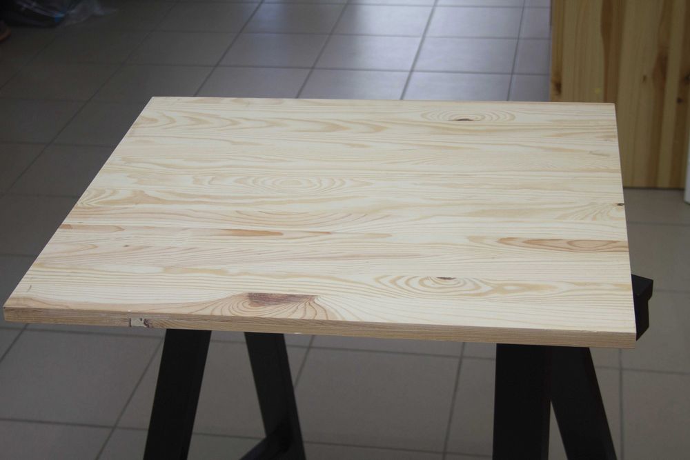 Blat din lemn masiv de pin pentru spatii de lucru sau mese.