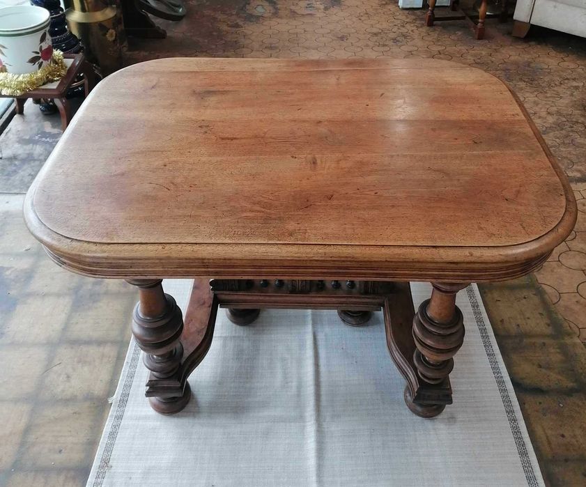 Масивна маса с дърворезба