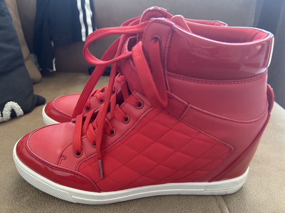 Обувки на Guess на платформа