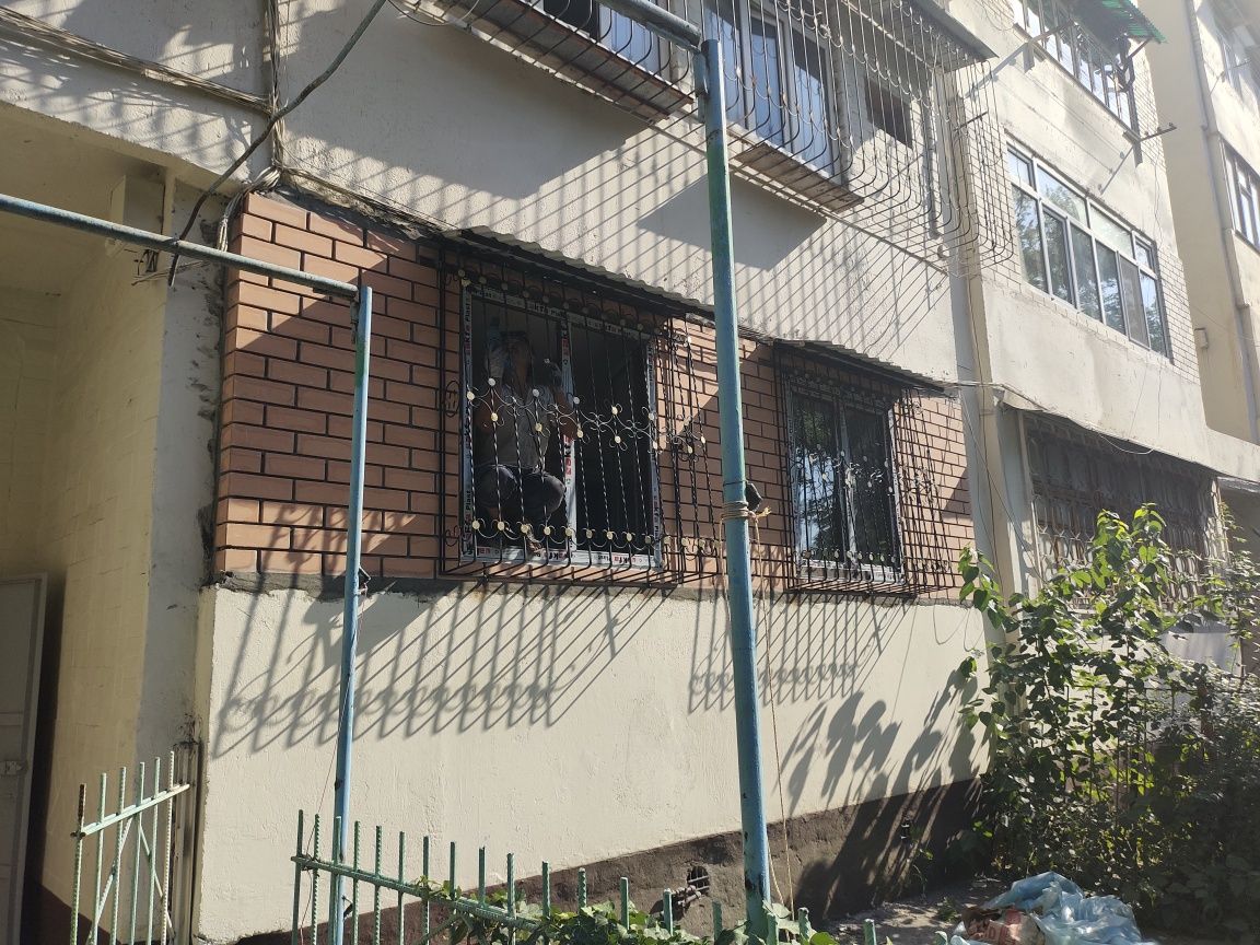 Кладка кирпича , балкон в Ташкенте . Balkonga gʻisht teramiz.