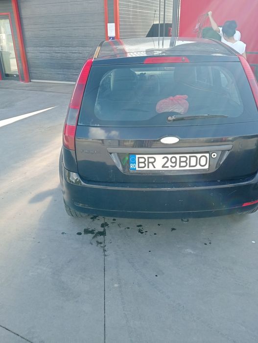 Vând Ford fiesta 1.3