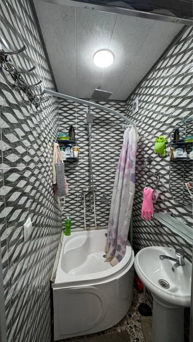 Продается квартира Чиланзар 8 кв 3в4/4/4 кирпич балкон 2/6