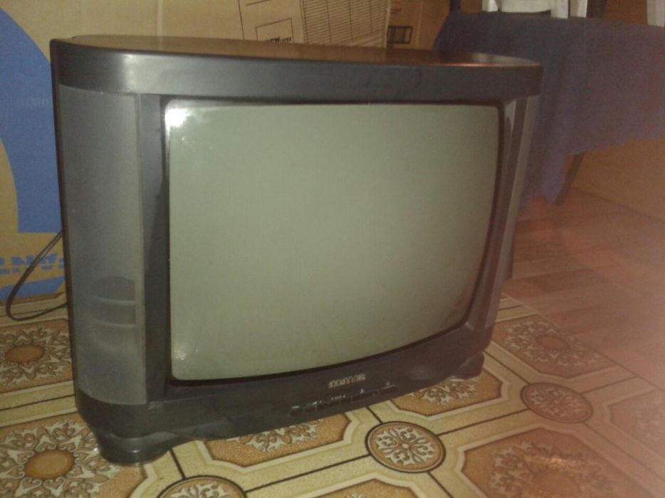 Телевизор цветной.
