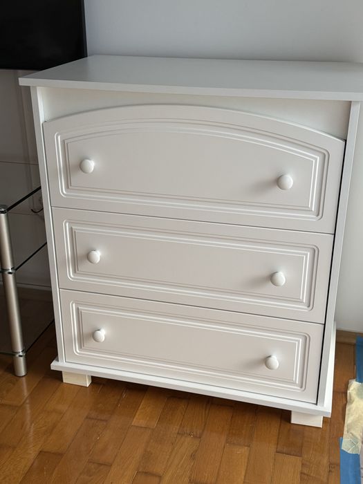 Comodă albă din MDF cu 3 sertare