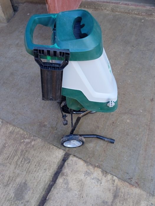 Vând tocătoare și resturi vegetale