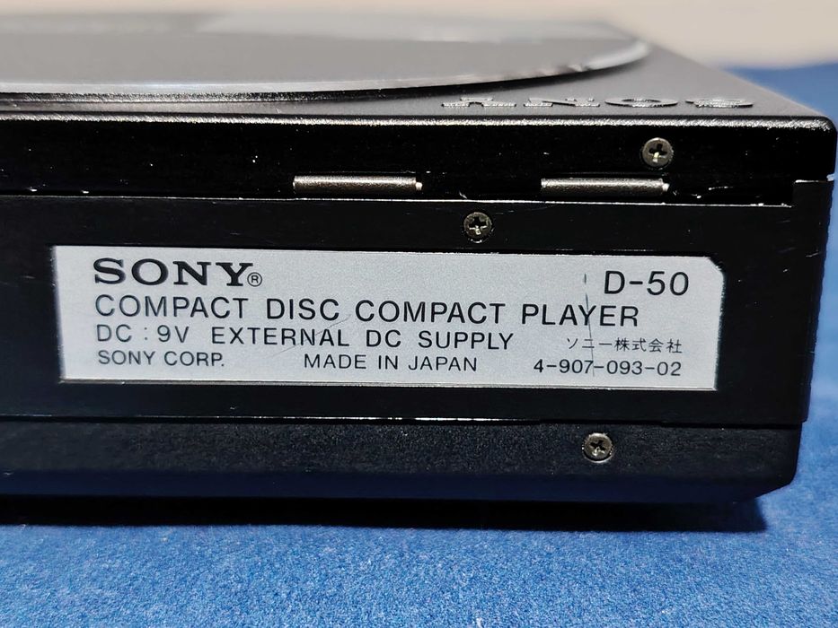 SONY D-50 Compact Disc Player, cu încărcător Sony, obiect de colecție.