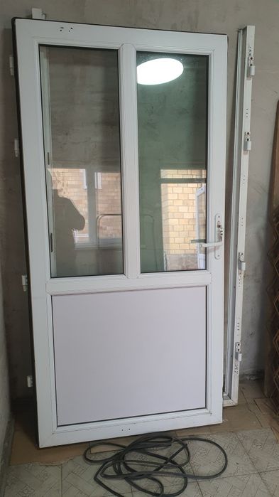 Пластиковая дверь